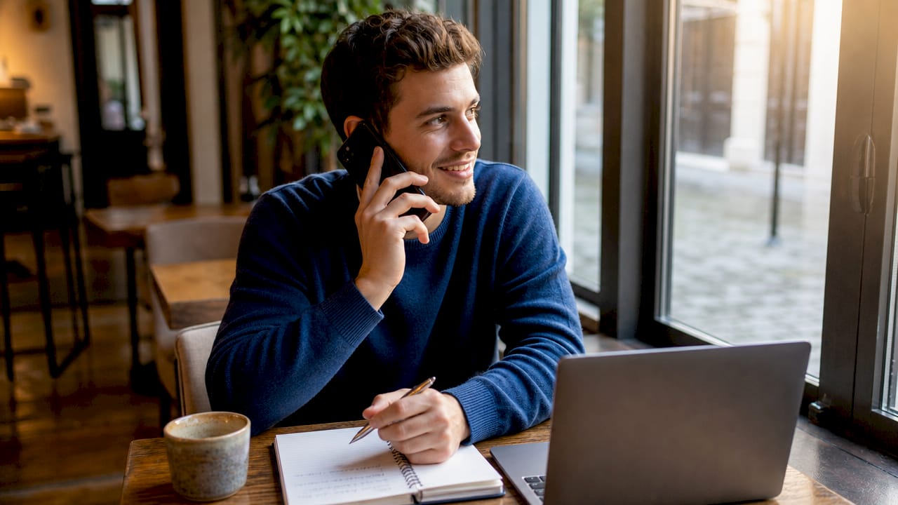 Ein junger Mann führt zum ersten Mal ein vertrauliches Telefonat und öffnet sich dabei.
